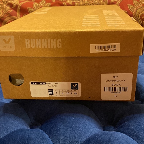 NWT Veja black sneakers EU size 40 (women’s 8 1/2-9/men’s 7).Brand new with box. - Picture 12 of 14